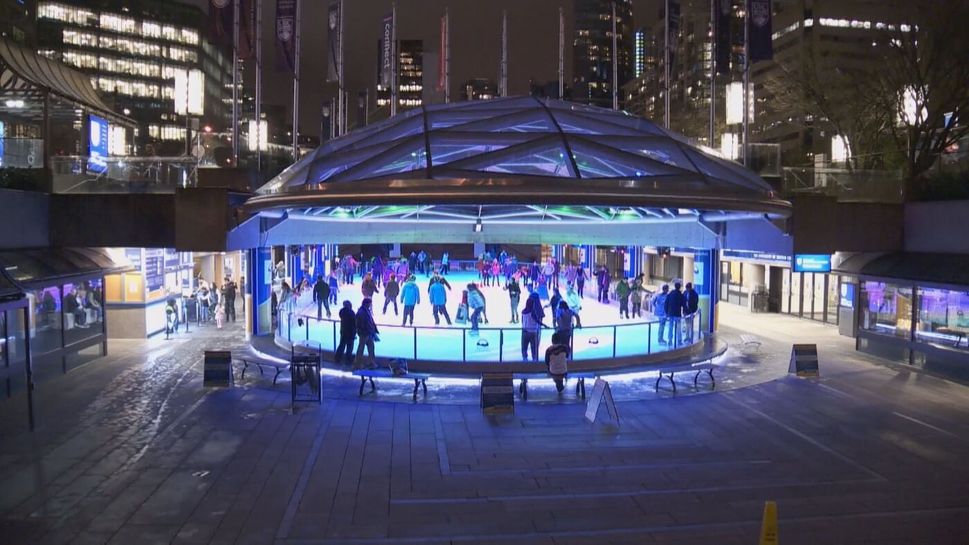 Eislaufen auf dem Robson Square Vancouver