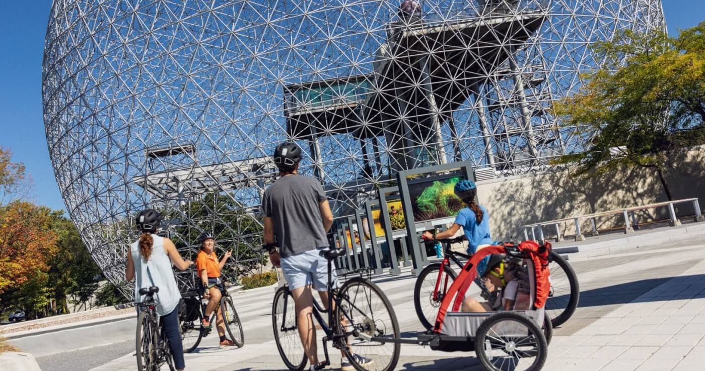 Gruppe von Menschen, die eine Fahrradtour in Montreal machen