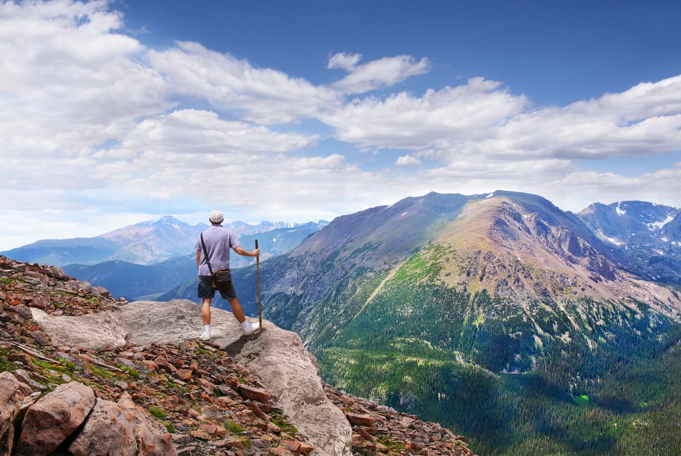 Mann wandert in den Rocky Mountains