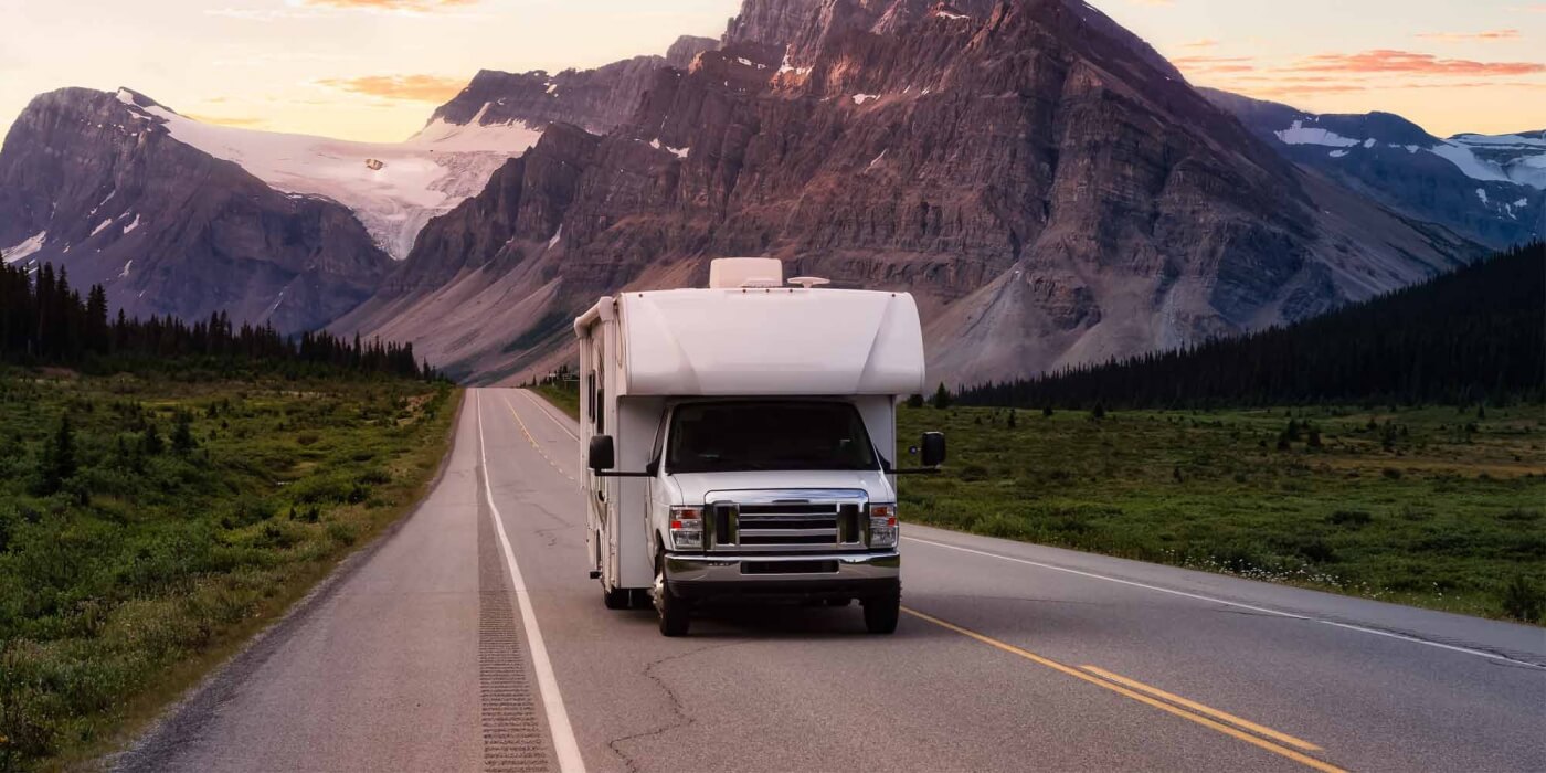 Wohnmobil auf einer Straße in Kanada im Herbst