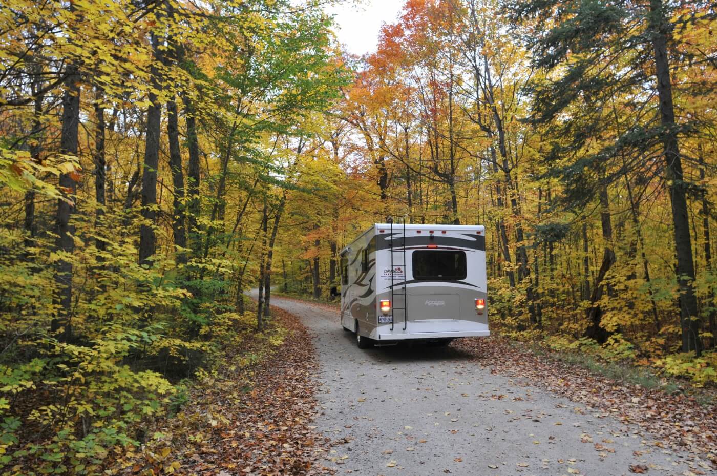 Wohnmobil in Kanada auf der Straße im Oktober