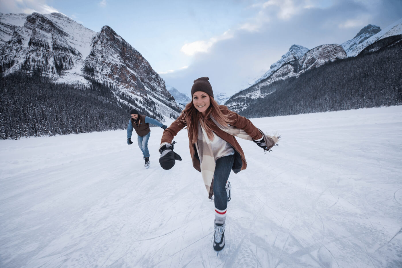 Frau läuft Schlittschuhlaufen auf dem Lake Louise, Kanada