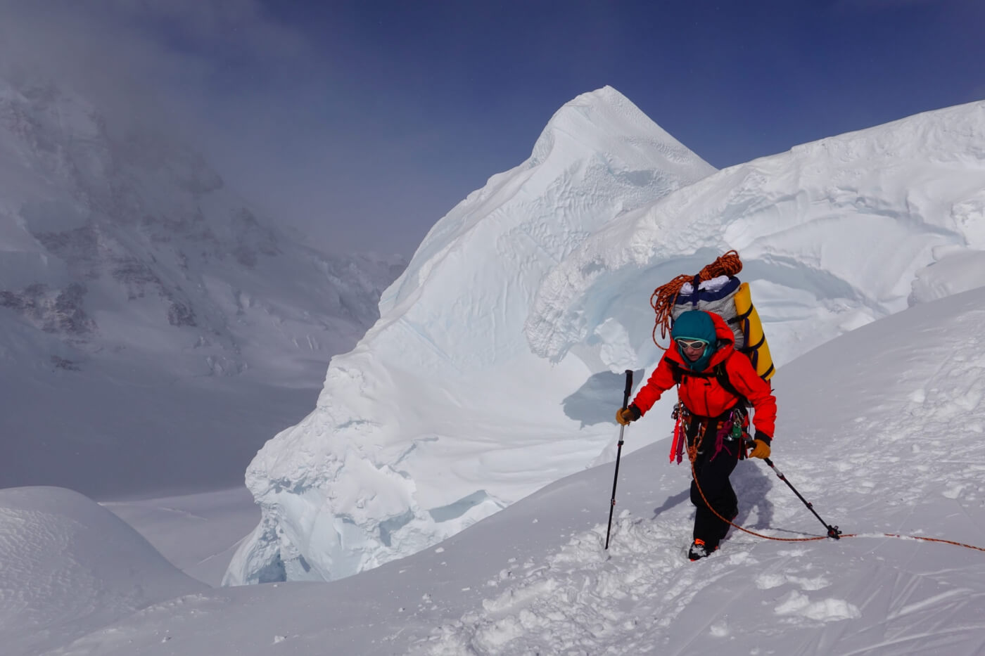 Aufstieg auf den Mount Logan durch eine ausgerüstete Bergsteigerin