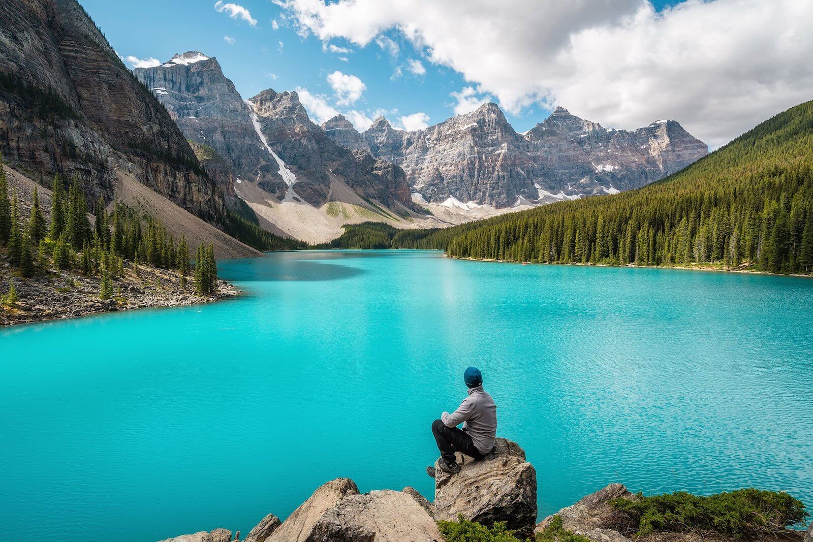 Mann blickt im Sommer auf den Moraine Lake in Kanada