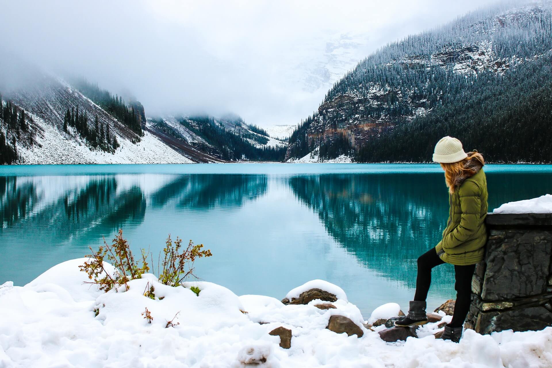 Kanada-Landschaft im Winter mit Seen und Bergen